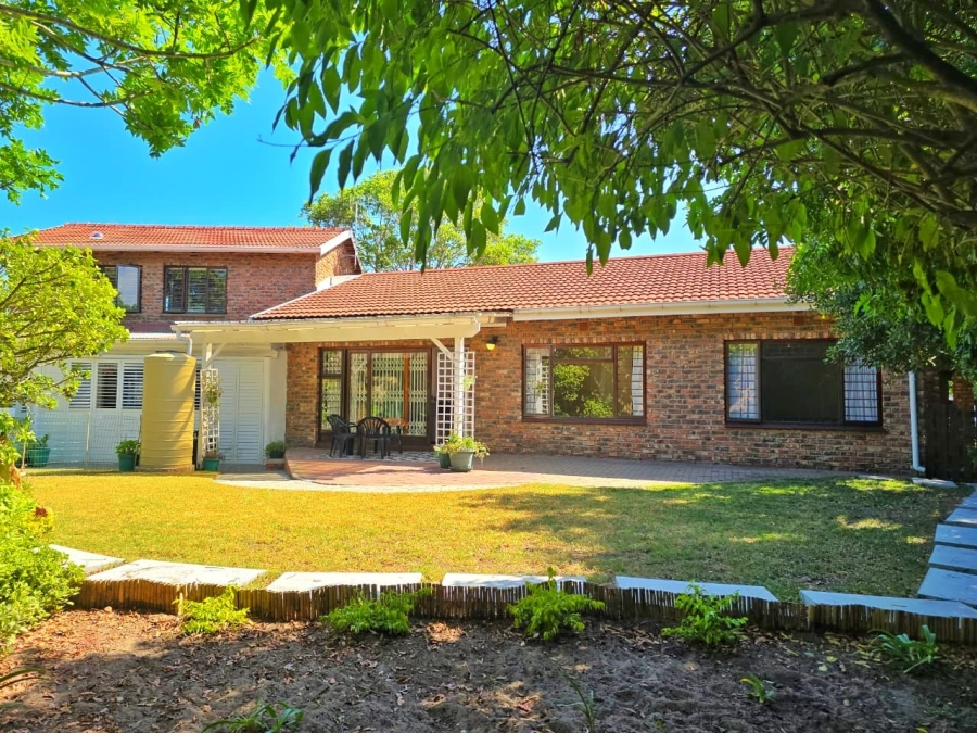 5 Bedroom Property for Sale in Kingfisher Creek Western Cape